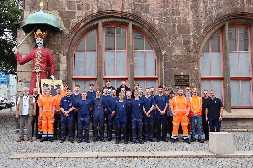 Bild: Zum Ausbildungsbeginn machten die neuen Azubis einen Stadtrundgang.              Einer der Auszubildenden konnte an der Stadtf&uuml;hrung nicht teilnehmen. 