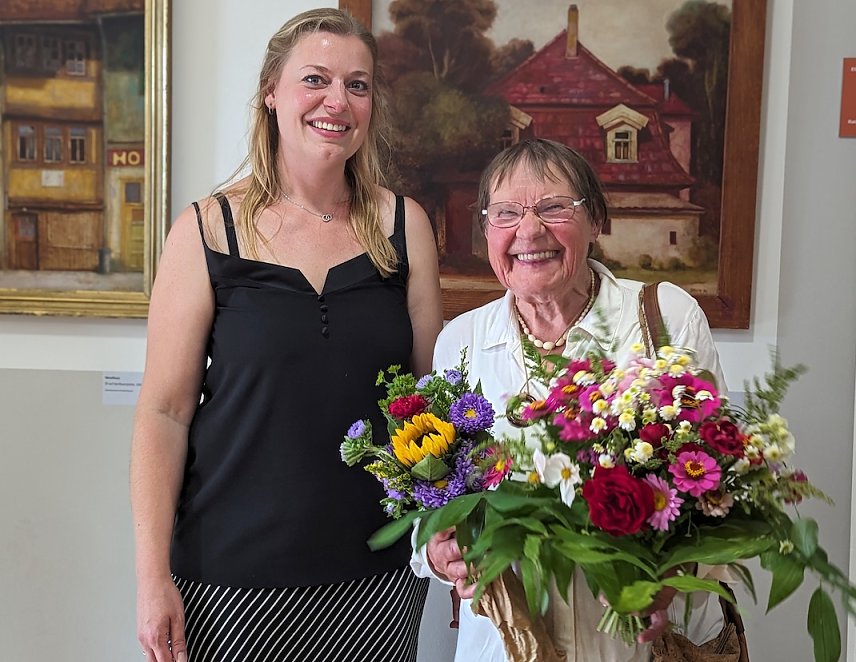 Bild: Dr. Carolin Sch&auml;fer (li), Leiterin des Schlossmuseums, w&uuml;rdigte die Sonderausstellung auch Gudrun Jahn (re.), der Witwe des verstorbenen Malers G&uuml;nter Jahn