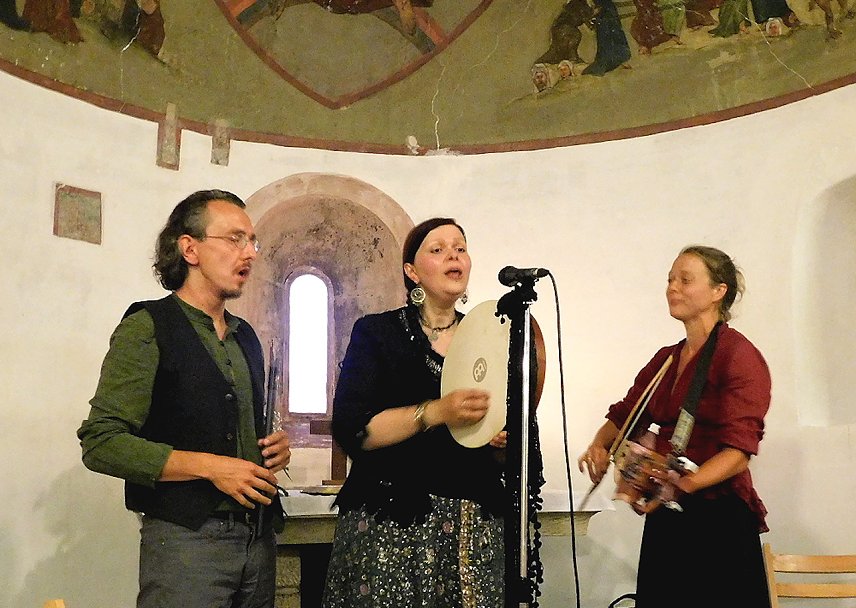 Bild: Folk-Trio Aurago in der Altst&auml;dter Kirche