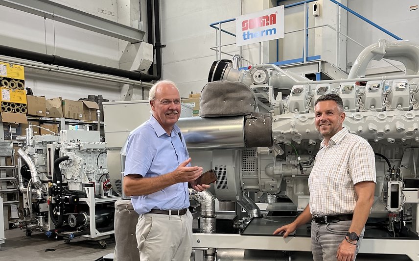 Bild: Stefan Marx (l.) besuchte die Firma Sokratherm