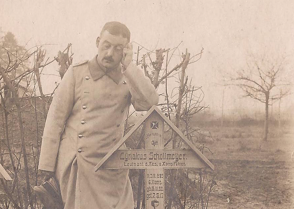 Bild: Der Onkel am Grab Cyriakus Schollmeyers