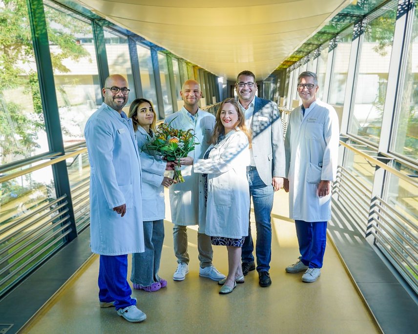 Bild: Dr. Schreiber (2.v.l.) und sein Team wurden von Prof. Groesdonk (li.), Florian Lendholt (2.v.r.) und Prof. Dr. Thomas M&uuml;ckley (re.) begr&uuml;&szlig;t.