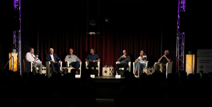 Bild: Podiumsdiskussion im Jugendclubhaus