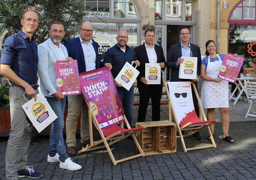 Bild: vl.n.re. Sven Mock (Herrenausstatter und Gesch&auml;ftsinhaber); B&uuml;rgermeister Matthias Reinz; Christian K&ouml;nig (TUI Reiseb&uuml;ro); Martin Braun ( Inhaber Raatswaage); Roman Kraus (Gewerbekundenberater der Unstrut Hainich Sparkasse); Ulrike Walter (Gesch&auml;ftsinhaberin Caf&eacute; Schwesterherz)