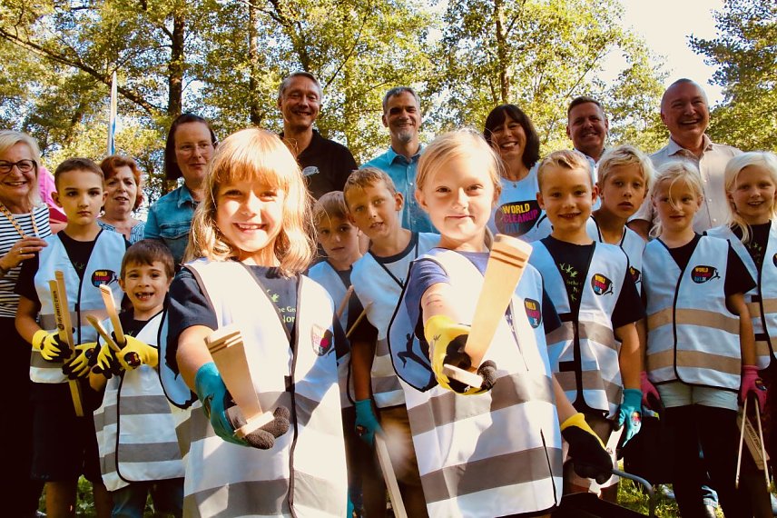 Bild: Die Kinder der evangelischen Grundschule machten heute den Anfang f&uuml;r das Gro&szlig;reinemachen zum World Cleanup Day