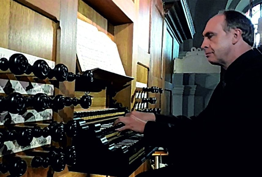 Bild: Prof. Friedhelm Flamme an der Oehninger Orgel in Worbis 