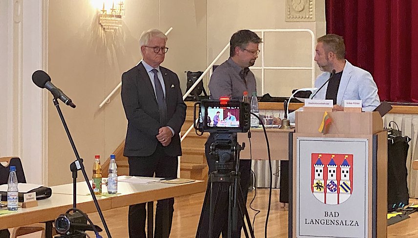Bild: Hier herrschte noch Harmonie: Patrick Kosiol (Mitte) wird als neuer Stadtrat vereidigt