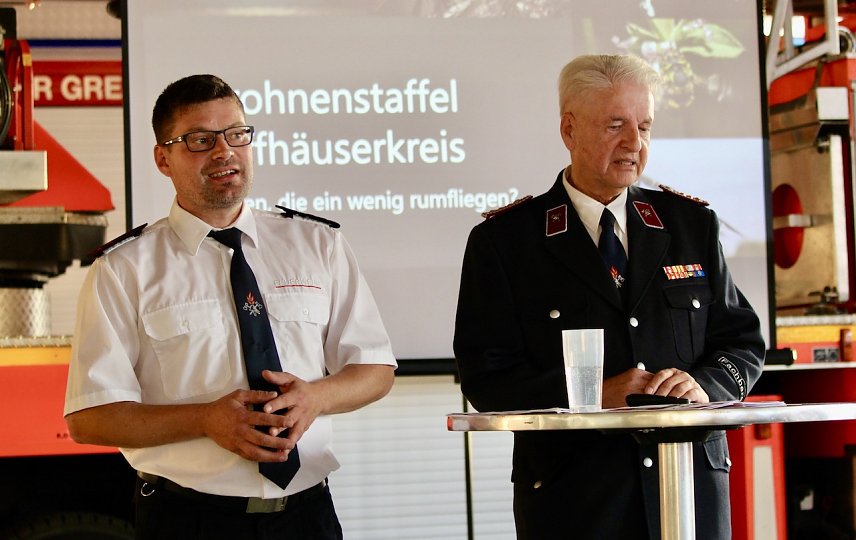 Bild: v.l.n.re. Ren&eacute; Schwara (Freiwillige Feuerwehr Greu&szlig;en); Alexander Becht (Fachberater Feuerwehr Kyffh&auml;userland)