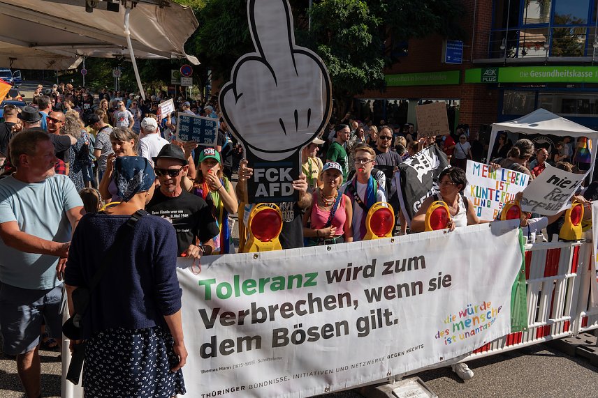 Bild: Der Gegenprotest sammelte sich an der Weberstra&szlig;e