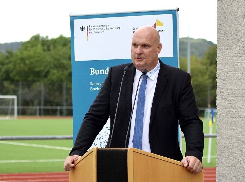 Bild: Der B&uuml;rgermeister der Stadt Sondershausen Steffen Grimm er&ouml;ffnete feierlich das Sportzentrum "Am G&ouml;ldner"