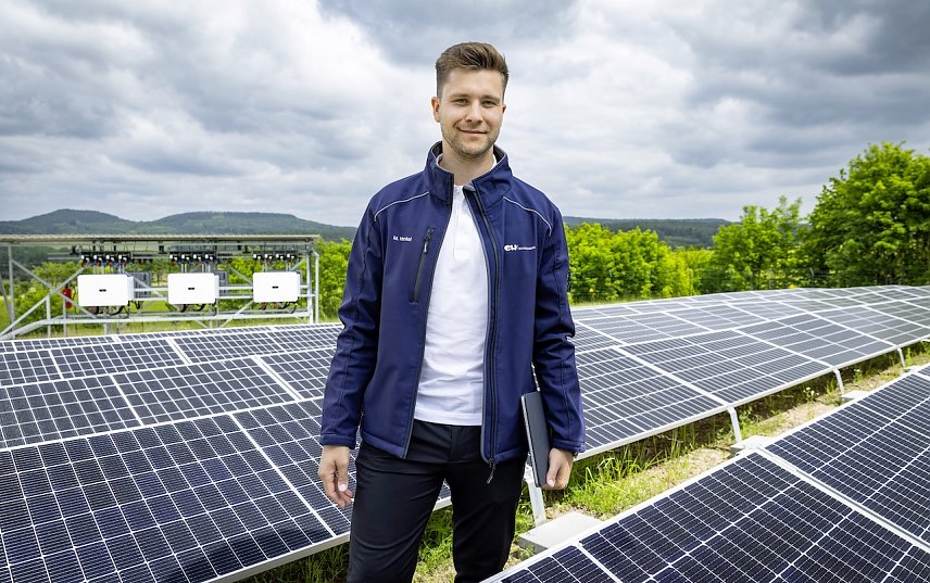 Bild: Ingenieur Maximilian Henkel beantwortet beim 2. Umwelttag in Gernrode Fragen zum Thema Photovoltaik