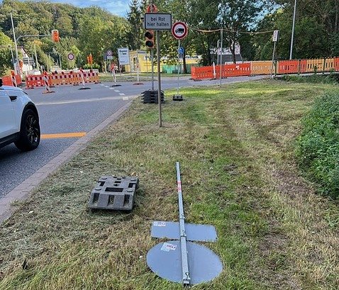 Bild: Umgekipptes Verkehrsschild hebt die Sperrung optisch wieder auf