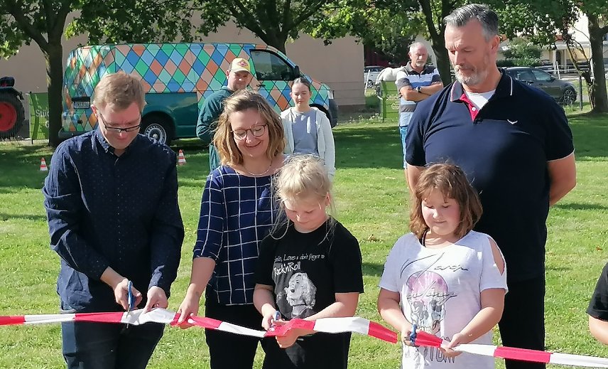 Bild: Er&ouml;ffnung des inklusiven Spielplatzes heute in Heringen durch die Kinder mit feierlichem Banddurchschnitt