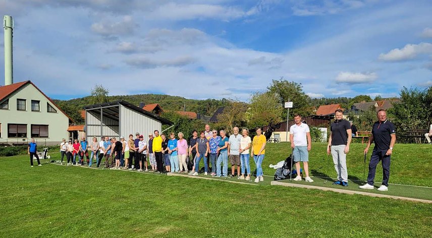 Bild: Karatekas besuchten die Golfer in Neustadt