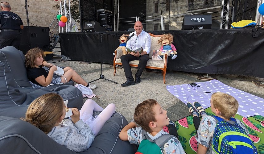 Bild: B&uuml;rgermeister Steffen Grimm begeisterte die Kinder beim Kinder-und Jugendfestival mit Kindergeschichten