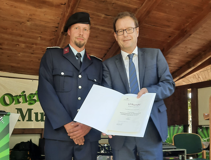 Bild: Oberb&uuml;rgermeister Dr. Johannes Bruns &uuml;bergab die Urkunde f&uuml;r eines von drei B&uuml;rgerprojekten der Stadt M&uuml;hlhausen an den Vorsitzenden des Feuerwehrvereins Hollenbach, Christoph Fischer.