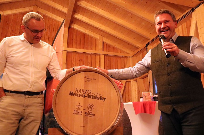 Bild: v.l.: Gunnar Reuter und Thomas M&uuml;ller weihen das "Harzer-Hexen Fass" ein