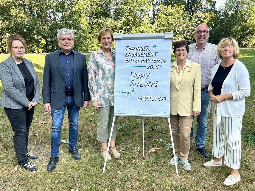 Bild: v.l.: Katja Ludwig, Ehrenamtsbeauftragte im Saale-Holzlandkreis, Niels Lange (Th&uuml;ringer Ehrenamtsstiftung (TES)), Sabine Wosche (LEG Th&uuml;ringen), Christine Schwarzbach (Kuratorium TES), Peter R&uuml;berg (R&Uuml;BERG - Medien Marketing Models), Barbara Rinke (Vorstand TES).