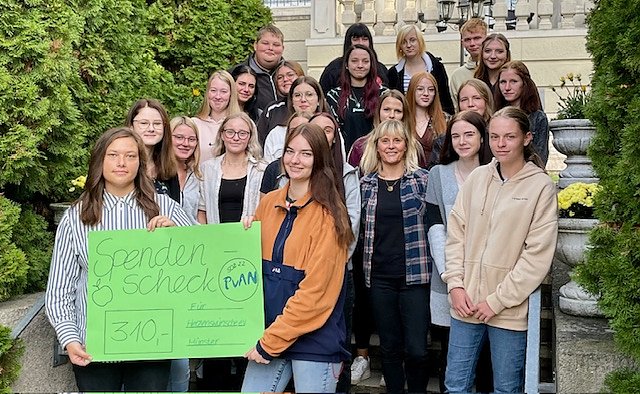 Bild: Ein Spendencheck f&uuml;r Kinderw&uuml;nsche, zusammengetragen von den Auszubildenden der pro vita Akademie