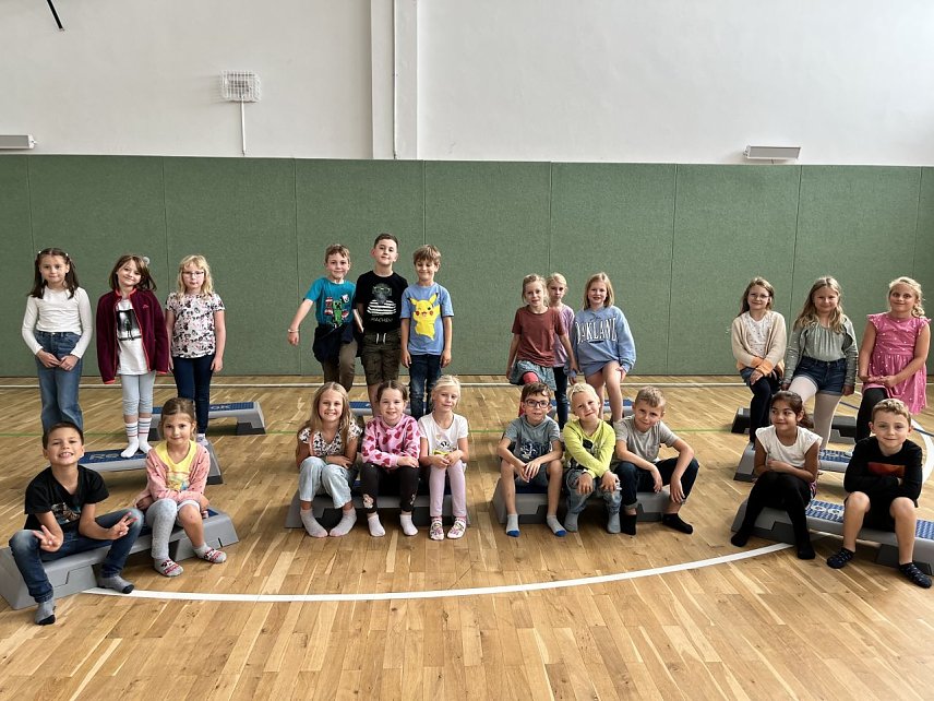 Bild: Grundsch&uuml;ler der Grundschule Albert Kuntz mit ihren neuen Sportger&auml;ten
