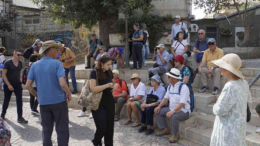 Bild: Nachdenkliche Gesichter unter den Touristen an der Grabeskirche Jesu in Jerusalem