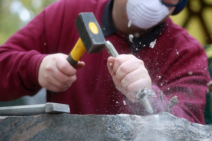 Bild: Steinmetz bei der Arbeit