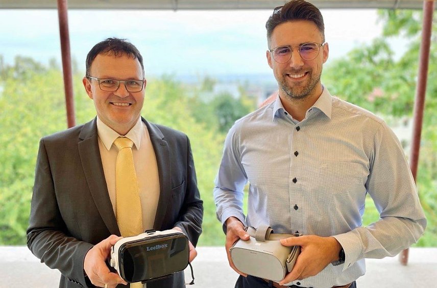 Bild: HSN Pr&auml;sident Prof. Dr. J&ouml;rg Wagner und Prof. Dr. Jan Andre Millemann