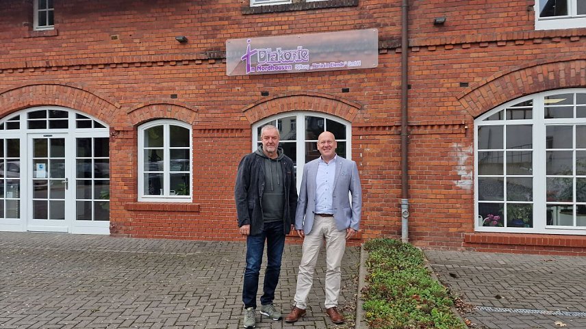 Bild: NUV-Vorstandsmitglied Uwe Lier begr&uuml;&szlig;t den Gesch&auml;ftsf&uuml;hrer der Diakonie Nordhausen/ Stiftung Maria im Elende GmbH, Herrn Michael G&ouml;rk, als neues Mitglied im Nordth&uuml;ringer Unternehmerverband