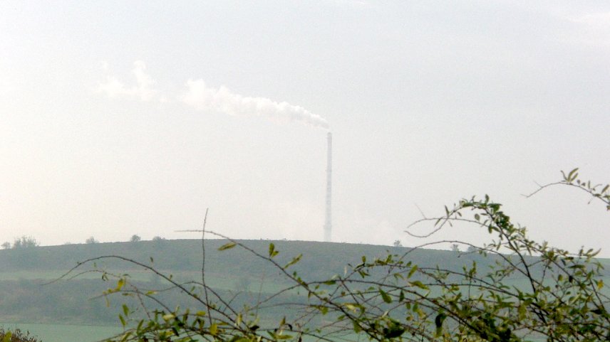 Bild: Der Schornstein des Romonta-Werks in Amsdorf im Nebel beim 12. S&uuml;dharz-Hunderter im Oktober 2011. Er ist f&uuml;r die Wanderer nach Halle etwa vom S&uuml;&szlig;en See bis zum Ziel, also rund 20 Kilometer, sichtbar. Erst von Westen, dann, wie hier von Norden und schlie&szlig;lich von Osten aus.