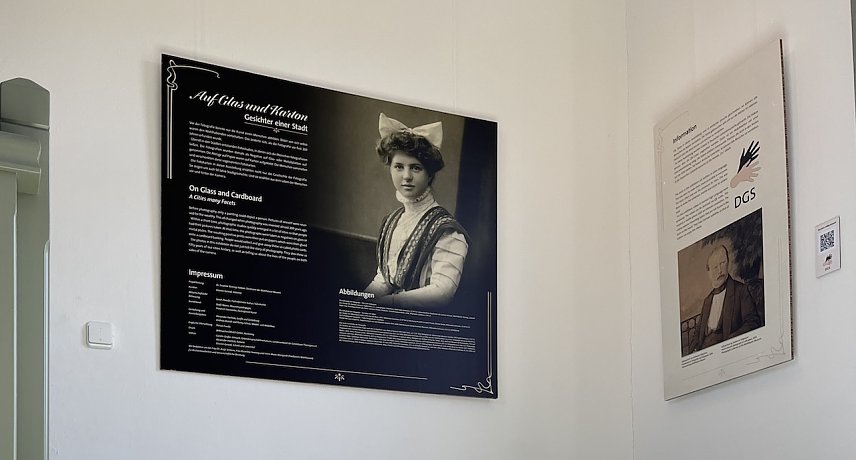 Bild: F&uuml;hrung durch die Fotoausstellung