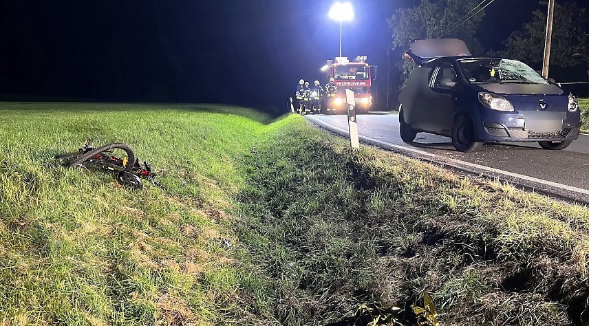 Bild: Unfall auf der Landstra&szlig;e mit Kind auf Fahrrad 