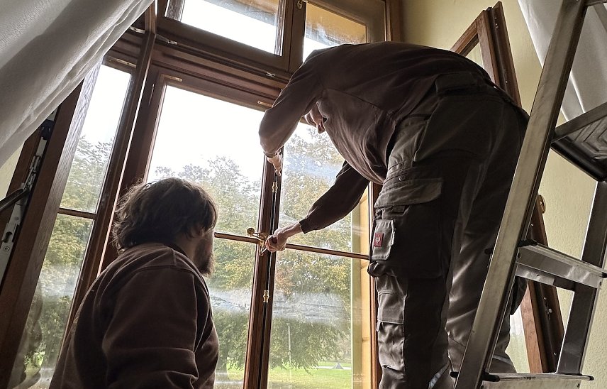 Bild: Mitarbeiter der Tischlerei Schmidt aus Olbersleben beim Einbau neuer Fenster in Schloss Sondershausen