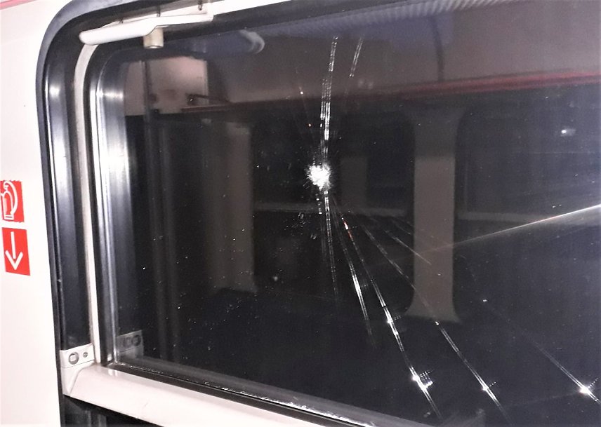 Bild: Besch&auml;digtes Fenster am HSB-Waggon
