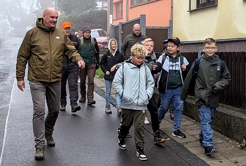 Bild: B&uuml;rgermeister von Sondershausen, Steffen Grimm, er&ouml;ffnete mit Schulkindern den Frauenberg-Trail 