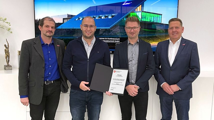 Bild: v.l.: Hauptgesch&auml;ftsf&uuml;hrer der Kreishandwerkerschaft Sebastian Senft, Betriebsleiter Ren&eacute; H&uuml;nermund, Gesch&auml;ftsf&uuml;hrer Michael Apitz, stv. Hauptgesch&auml;ftsf&uuml;hrer der Kreishandwerkerschaft Marc  Weinrich