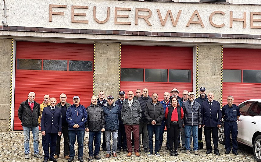 Bild: Ehemalige Feuerwehrleute nehmen Abschied von ihrer Wache