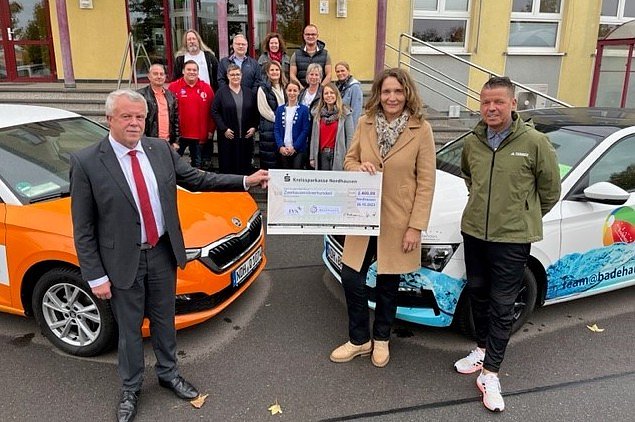 Bild: Die Gesch&auml;ftsf&uuml;hrer der Unternehmen der Stadtwerke-Nordhausen-Gruppe &uuml;bergaben einen Spendenscheck in H&ouml;he von insgesamt 2.400 Euro an verschiedene Institutionen und Vereine in der Stadt und im Landkreis Nordhausen.