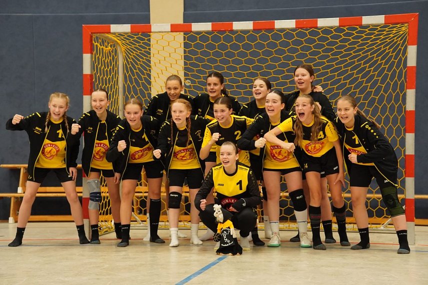 Bild: Siegreiche C-Juniorinnen jubeln in Wutha-Farnrioa