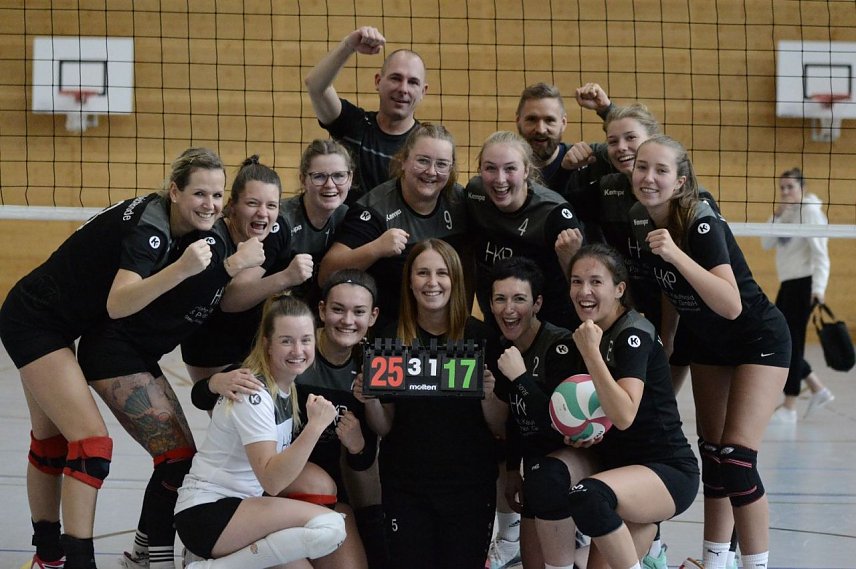 Bild: Wohlverdienter Jubel f&uuml;r Bleicherodes Volleyballerinnen