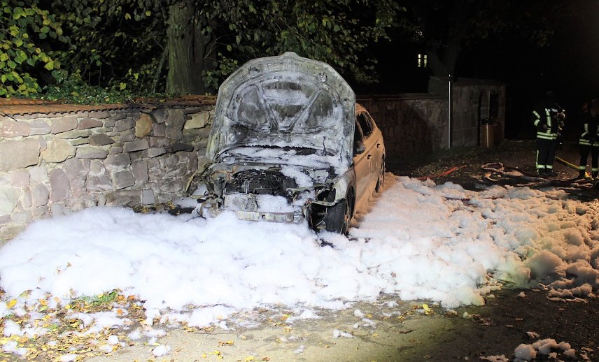 Bild: Abgebranntes Fahrzeug in Bendeleben