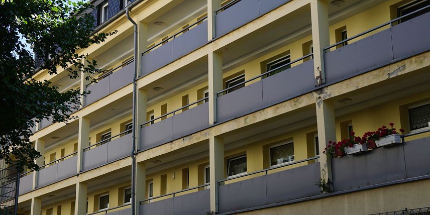 Bild: Der Laubengang auf der R&uuml;ckseite der Rautenstra&szlig;e 1 muss dringend saniert werden