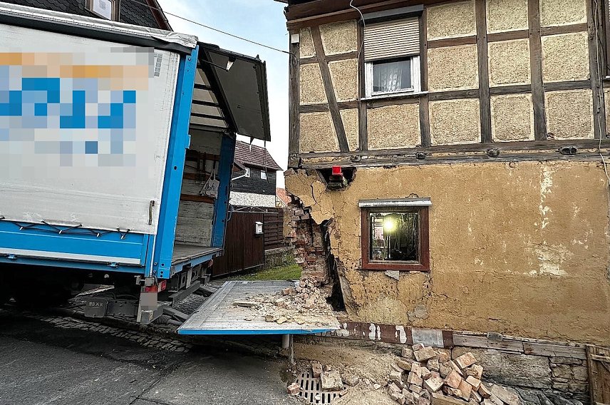Bild: Bizarrer LKW-UNfall in Holzthaleben