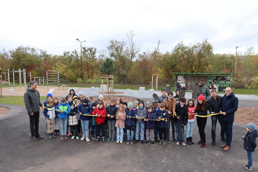 Bild: Gemeinsam mit Kindern der Kindertageseinrichtung Haus Domino, der Staatlichen Grundschule K&auml;the Kollwitz, des Jugendclubs Mitte (Kreisjugendring) sowie Jugendlichen des Kinder- und Jugendstadtrates, er&ouml;ffnete Oberb&uuml;rgermeister Kai Buchmann den Nordpark