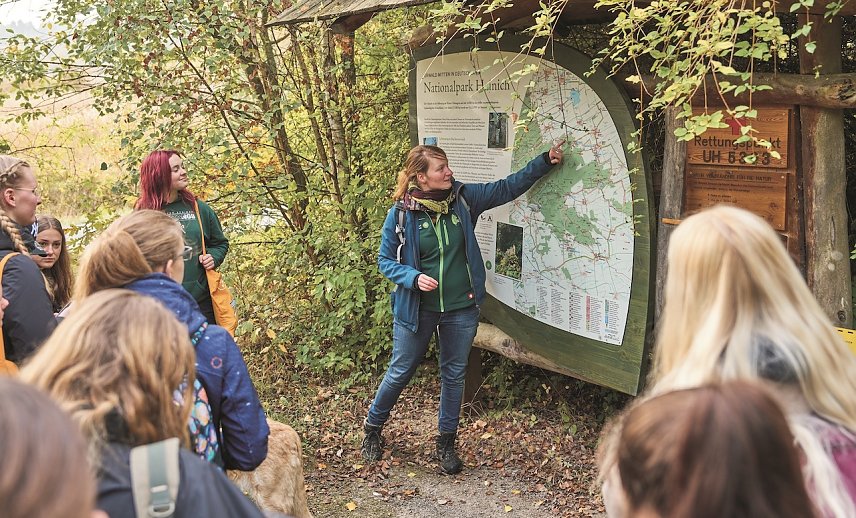 Bild: Commerzbank-Umweltpraktikantinnen und -praktikanten sind viel drau&szlig;en unterwegs und zeigen Sch&uuml;lerinnen und Sch&uuml;lern den Nationalpark Hainich. 