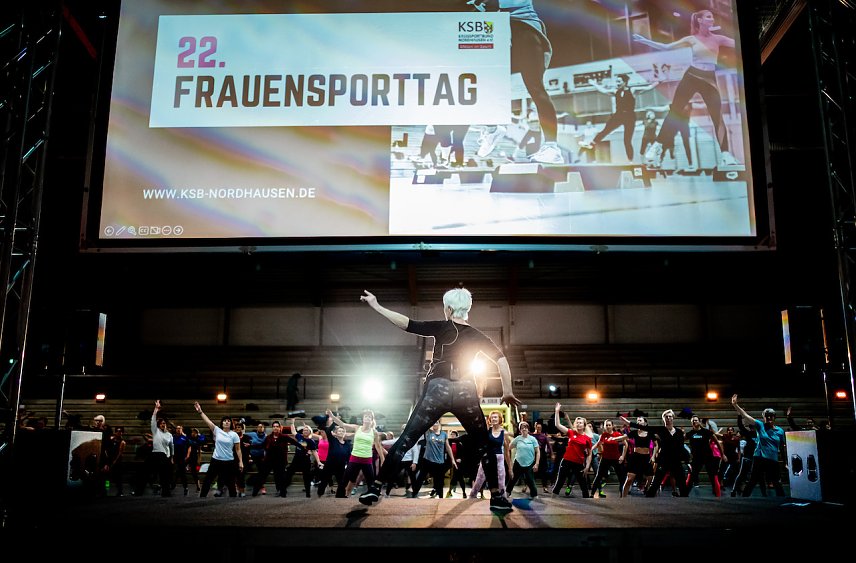 Bild: KSB-Frauenwartin Wolfra Herbst leitet dien Sportlerinnen an