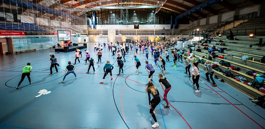 Bild: Gut 150n Frauen kamen zum ihrem Sporttag in die Wiedigsburghalle