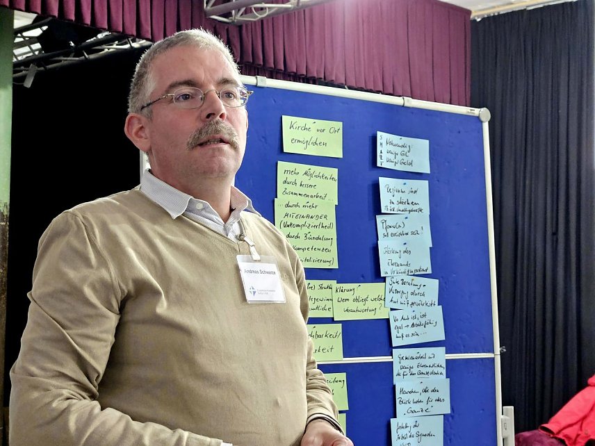 Bild: Superintendent Andreas Schwarze beim Treffen der Kirchenr&auml;te
