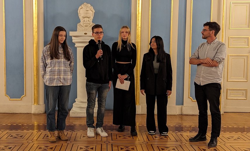Bild: Sch&uuml;lerinnen und Sch&uuml;ler f&uuml;hren die Besucher durch die Anne Frank Ausstellung im Sondersh&auml;user Schloss