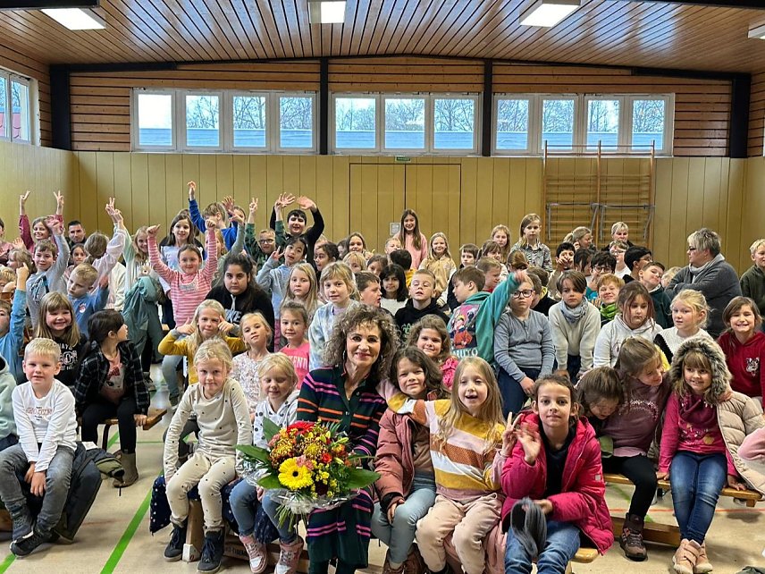 Bild: Landtagspr&auml;sidentin Birgit Pommer war als Vorleserin zu Gast in der Grundschule Niedersalza