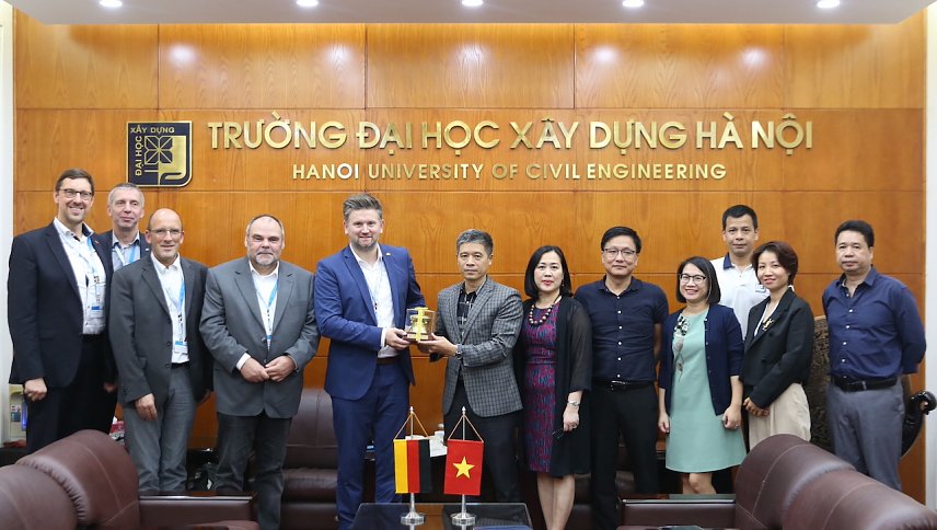 Bild: Prof. Dr. Lutz G&ouml;cke zu Besuch an der Hanoi University of Civil Engineering (HUCE)